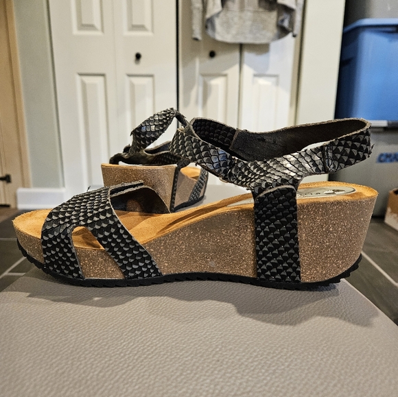 ERIC MICHAEL SIZE 39 US 8.5/9 Nadia Black Cobra Print Piel Natural Wedge Sandal - Picture 4 of 14